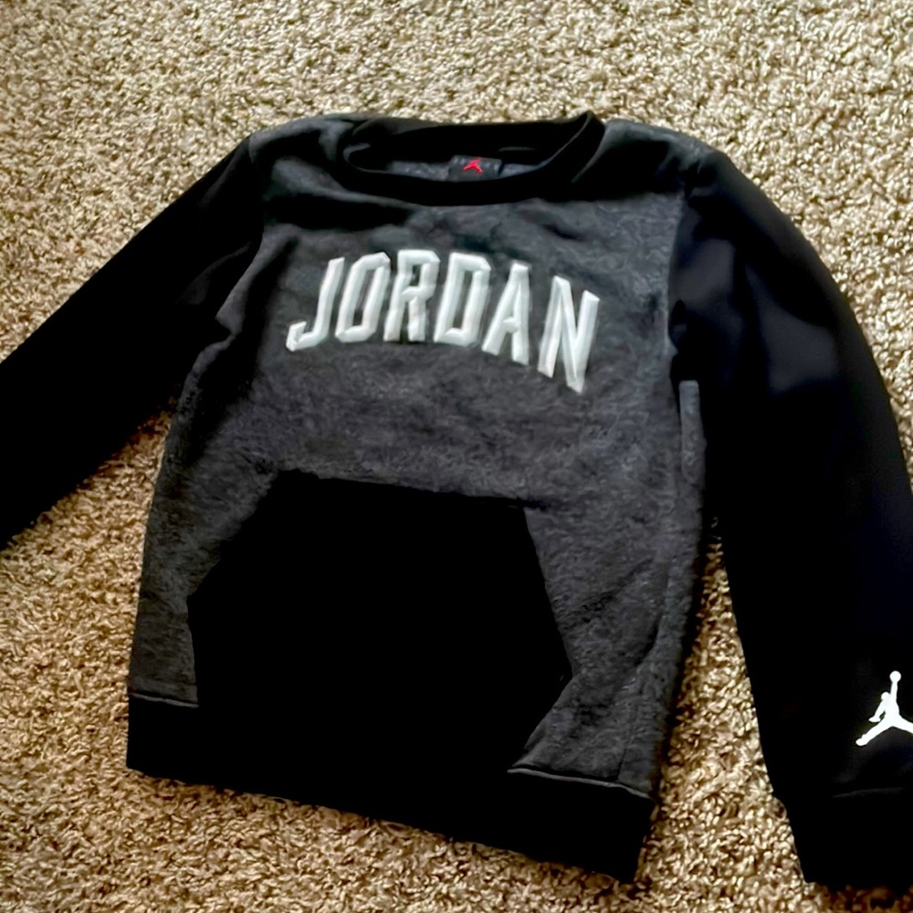 Jordan brand sweater size 4t toddler black very good condition and bottom